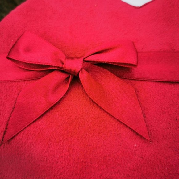 Laura Secord Heart Shaped Pink Velvet Chocolate Box with Bow - Picture 3 of 16